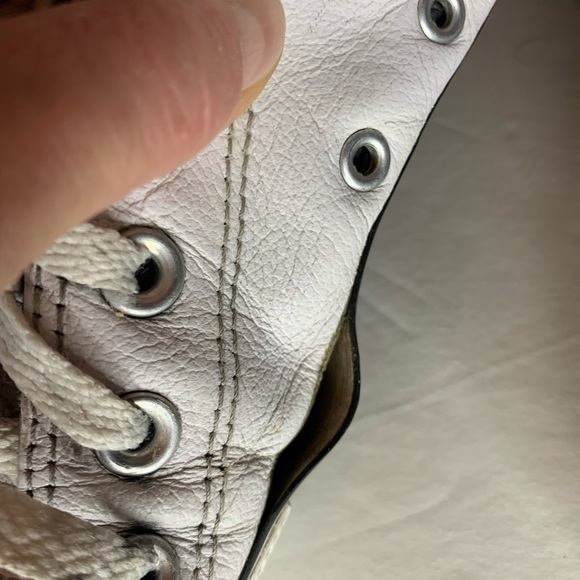 Chuck Taylor white Leather lows - Men Size 6 / Women Size 6 - Picture 3 of 7